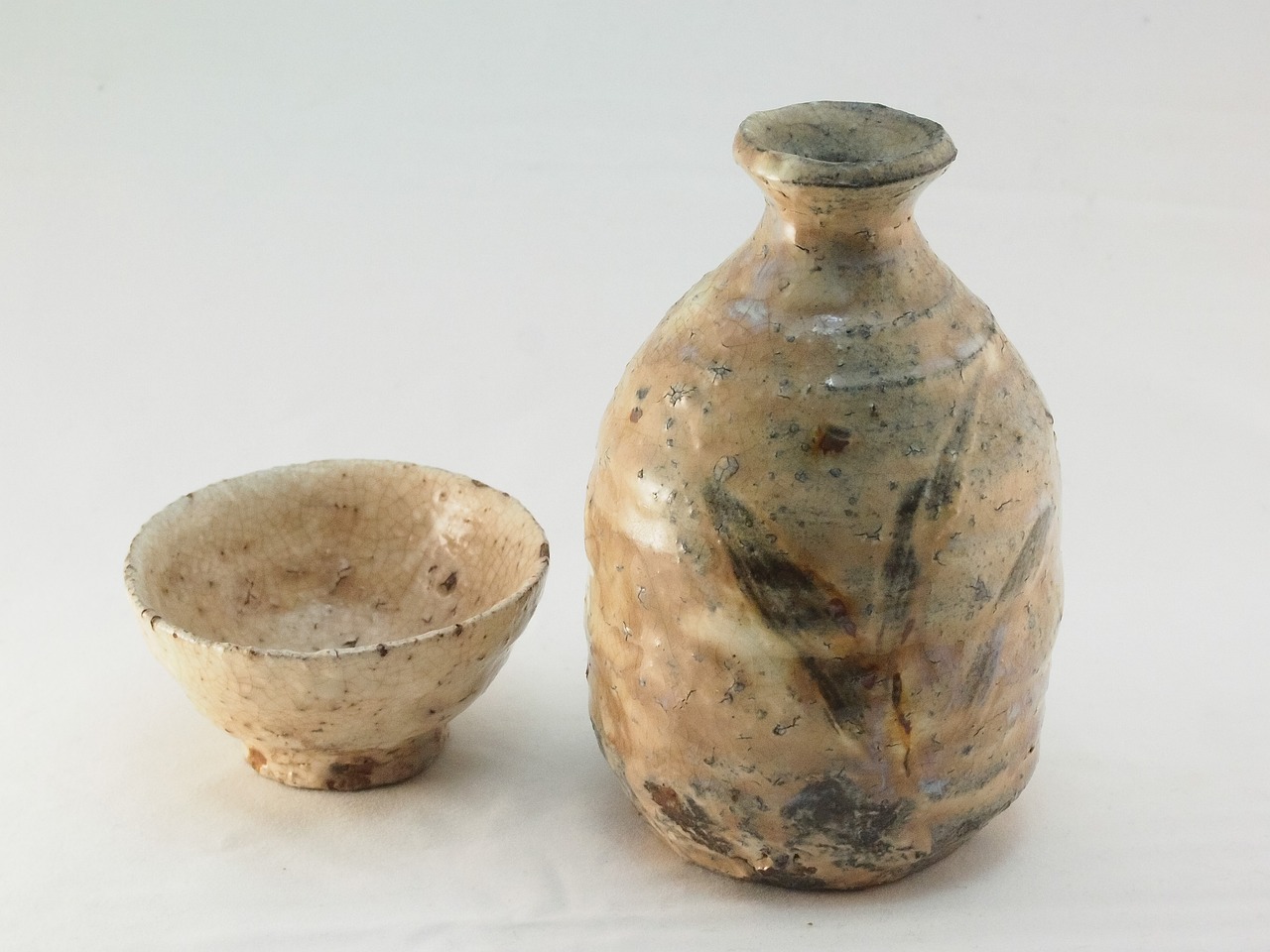 What are the different types of clay used in pottery?